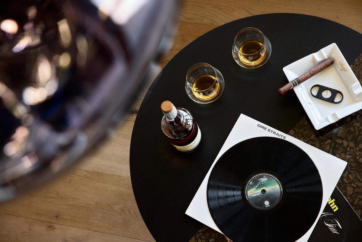 Badia Hill whiskey vinyl cigar