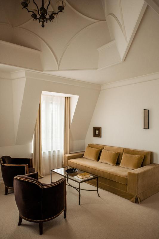 Hôtel Balzac suite with sofa
