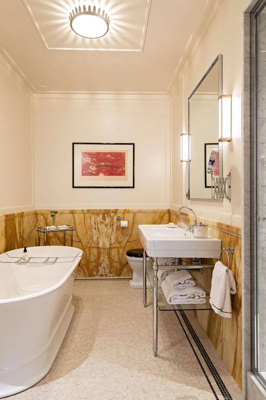 Hôtel Balzac bathroom with tub