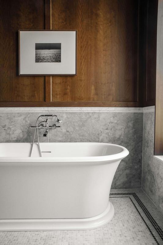 Hôtel Balzac bathtub and painting