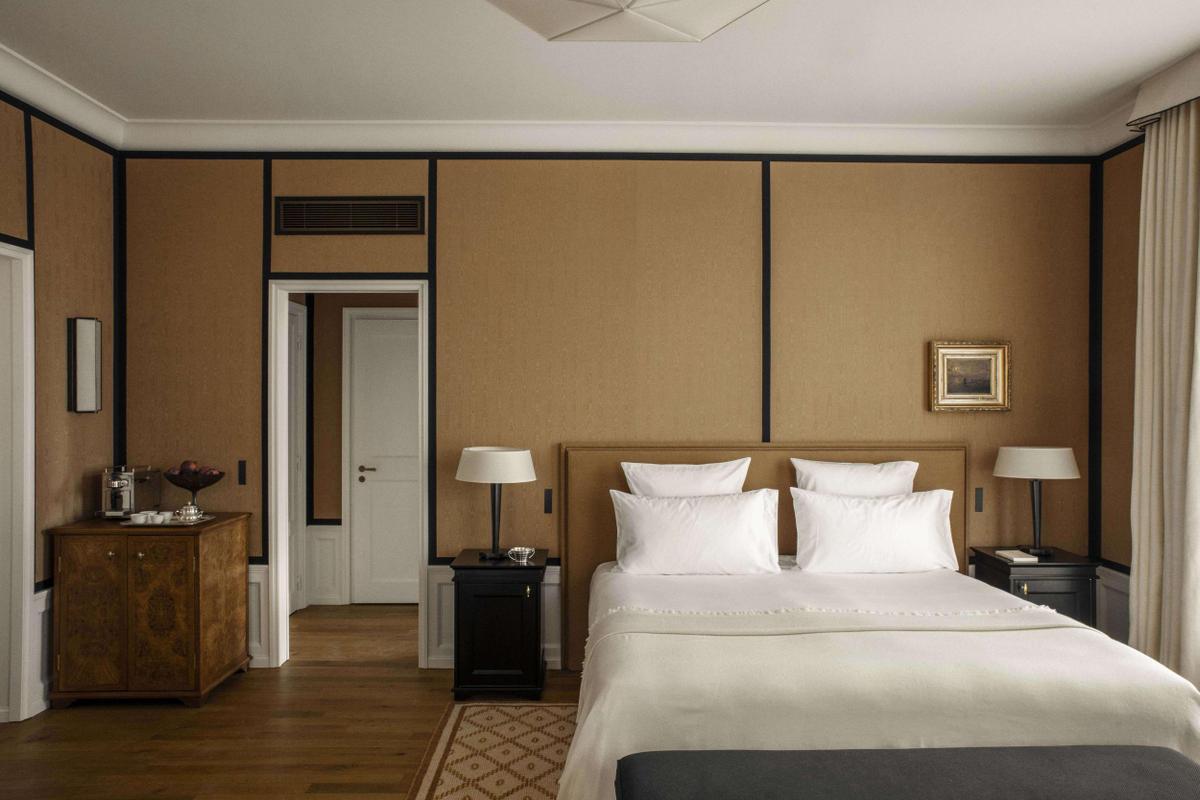 Hôtel Balzac bedroom with painting
