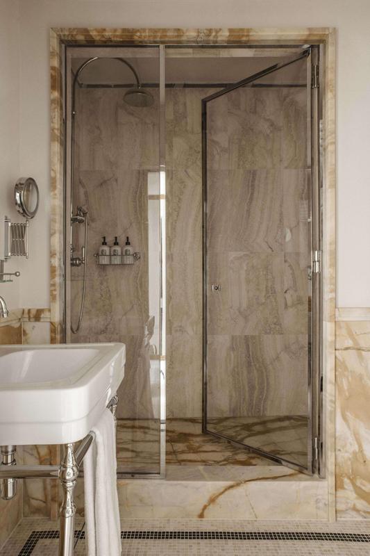 Hôtel Balzac shower