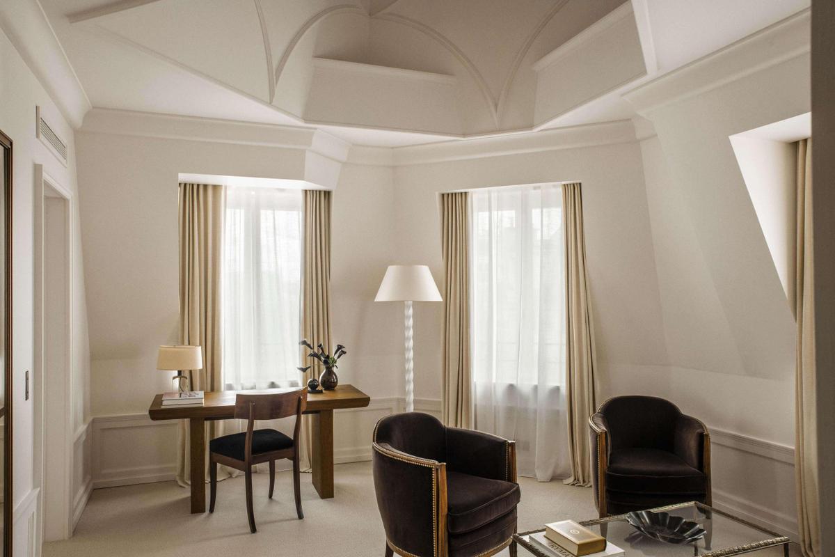 Hôtel Balzac suite with large ceilings