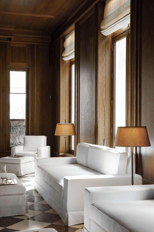 Hôtel Balzac lobby with sofas and lamps