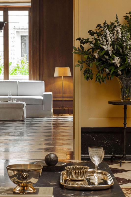 Hôtel Balzac lobby with coffee table