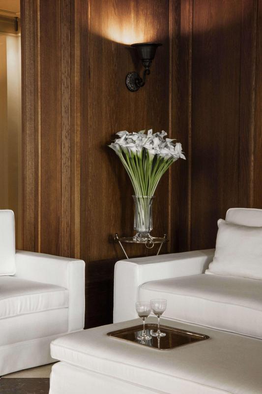 Hôtel Balzac lobby with flowers