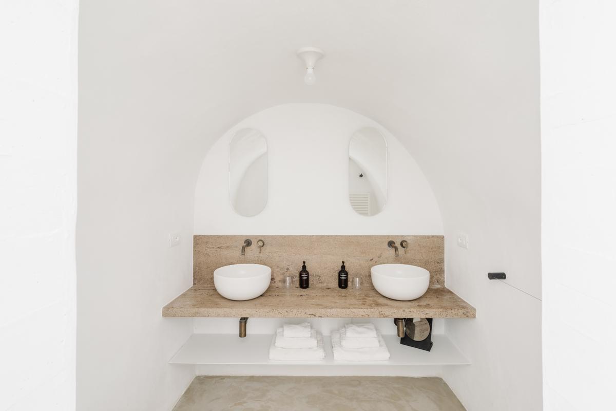 masseria-dagilupi-two-mirrors-sinks-and-sets-of-towels