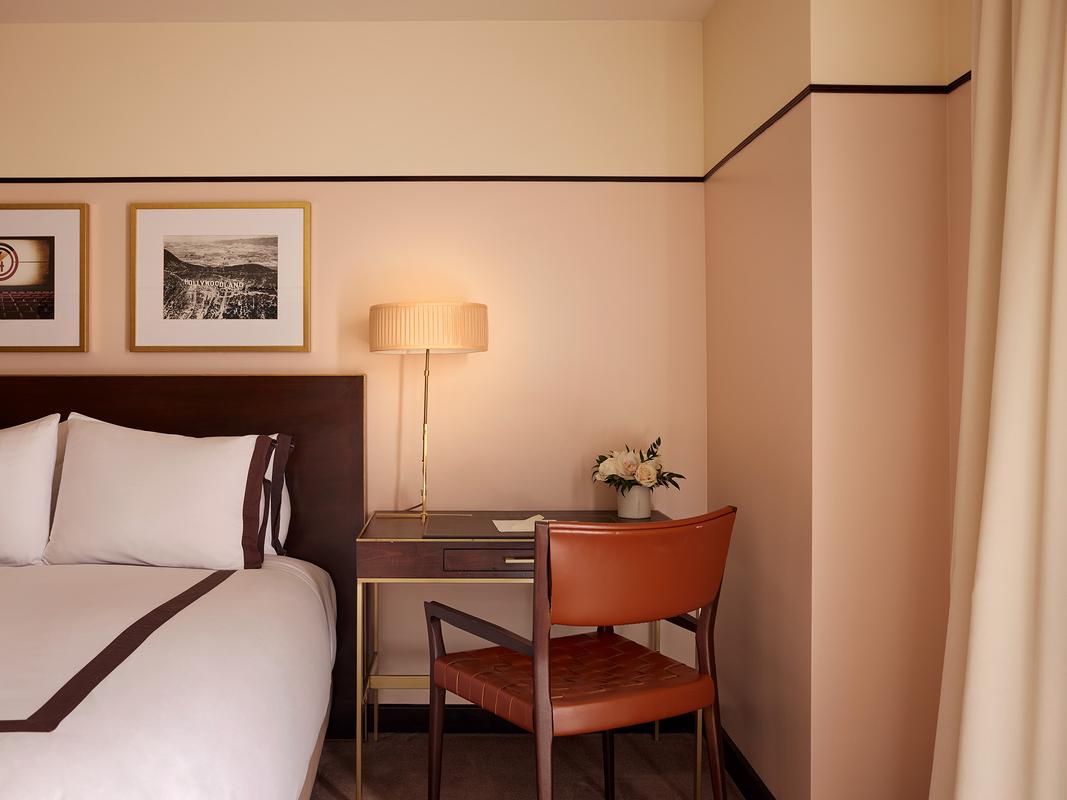 Sunset_Tower_Hotel_Hotelsuperior-queen-guestroom