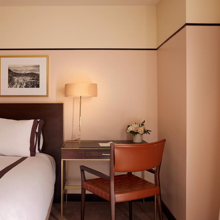 Sunset_Tower_Hotel_Hotelsuperior-queen-guestroom