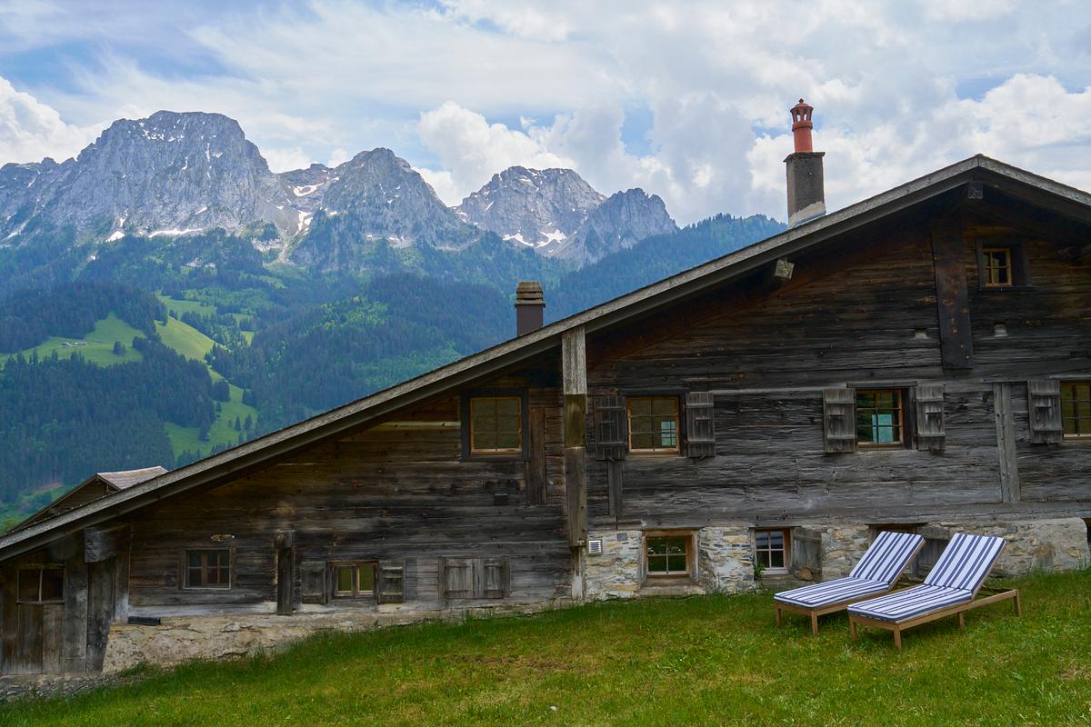 84-club-chalet-exterior-two-relaxing-sunbeds-mountain-view