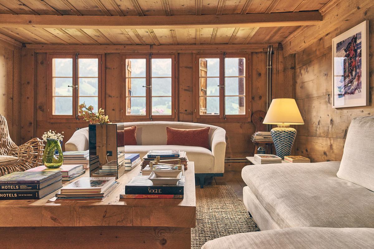 84-club-chalet-living-zone-sofas-books-lamp-three-open-windows