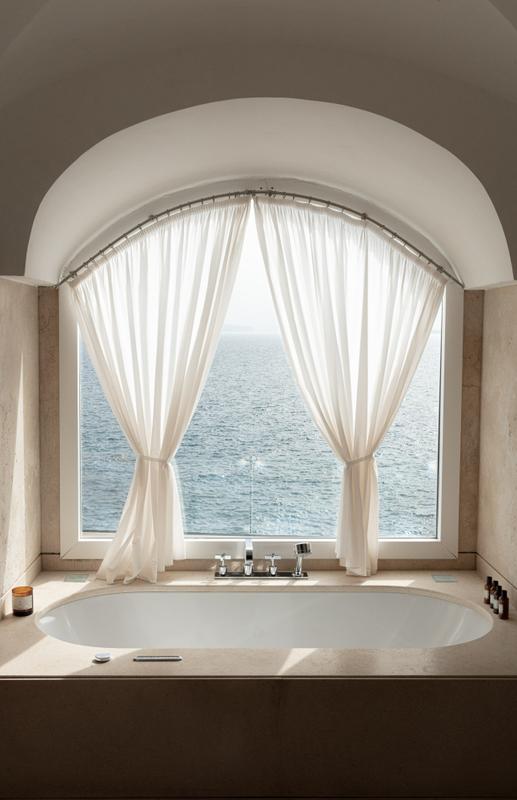 mezzatorre-hotel-and-thermal-spa-grand-suite-bathtub-with-sea-view