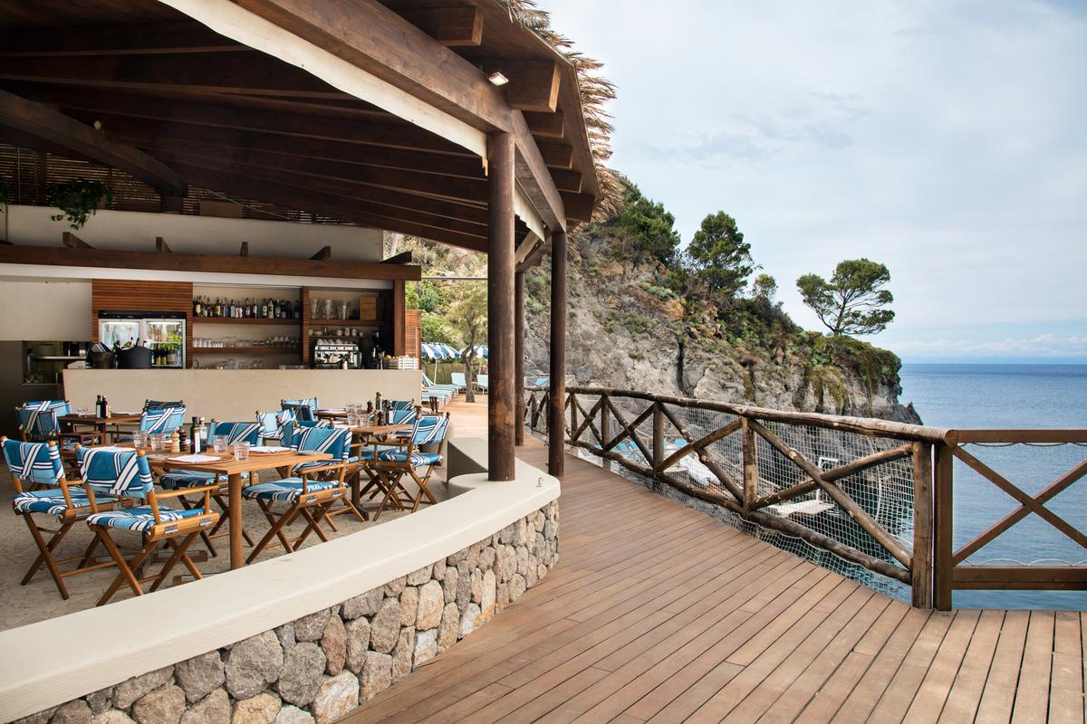 mezzatorre-hotel-and-thermal-spa-sea-facing-restaurant-and-bar-la-baia