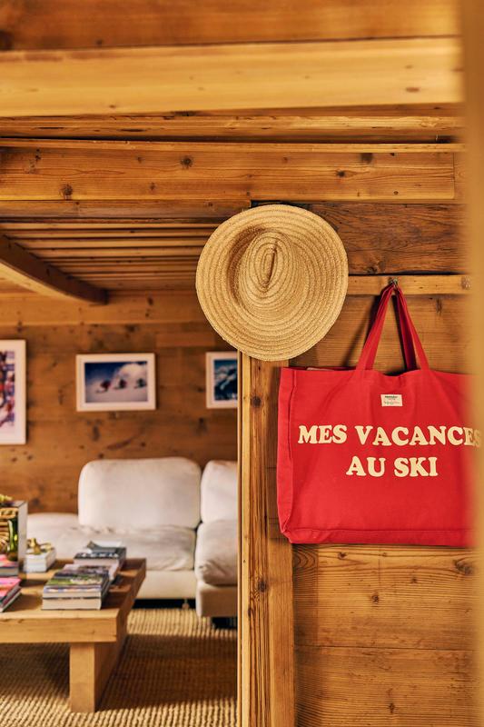 84-club-chalet-bag-mes-vacances-au-ski-and-and-a-hat-hanging