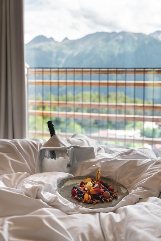 hotel-nidum-breakfast-in-bed