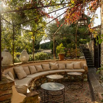 Lupaia-garden-circular-sofa-three-coffee-tables 