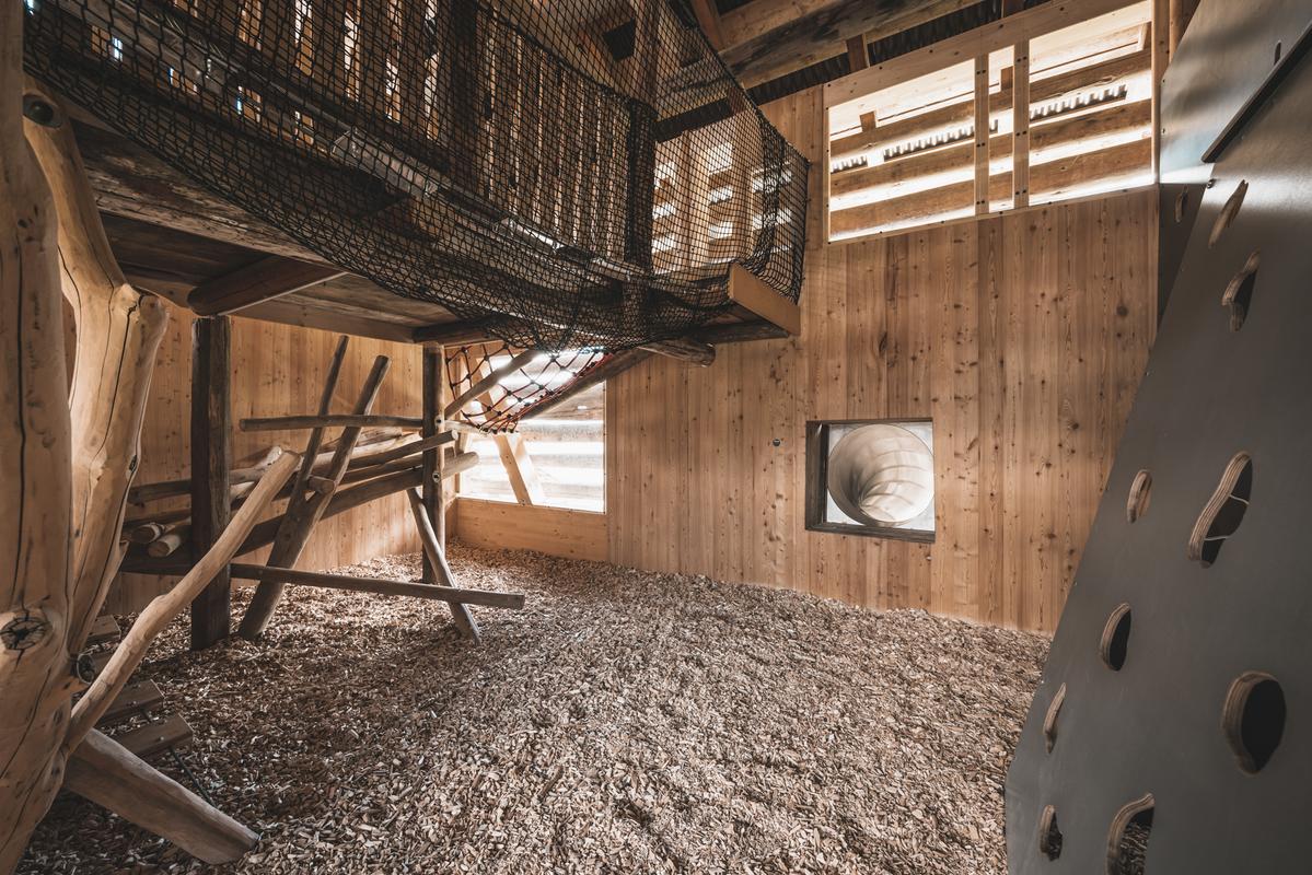 bergwiesenglueck-wooden-play-house