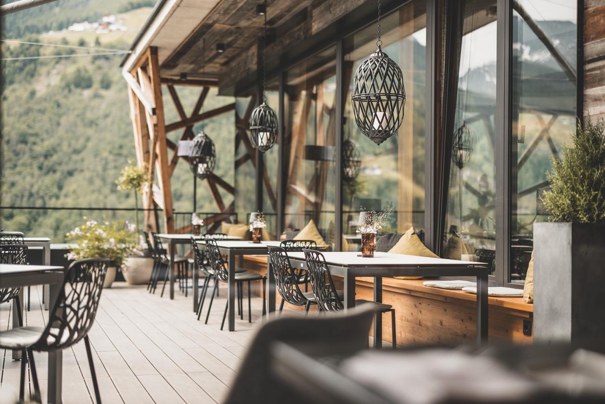 bergwiesenglueck-restaurant-terrace