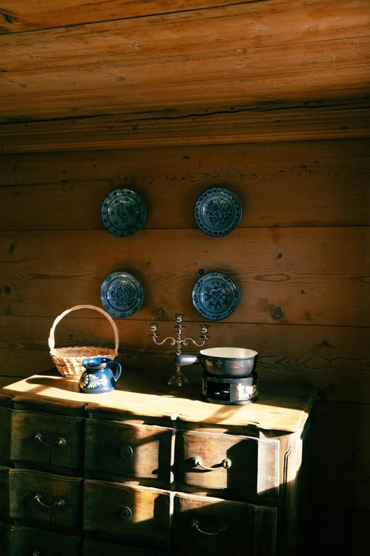 Le Chalet Lion Rouge Nils Grubba Dining room with plates on wall