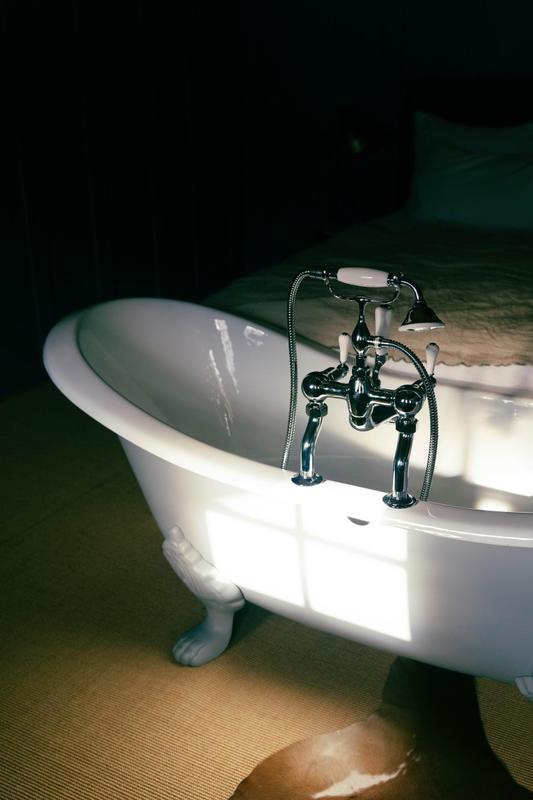 Le Chalet Lion Rouge_Nils Grubba_Freestanding bathtub