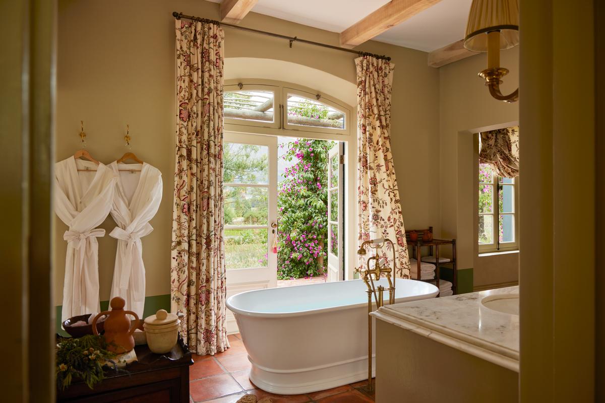 Sterrekopje_new 2025_bathroom with tub and garden view
