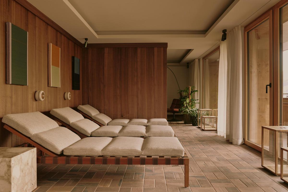 The Brecon spa with loungers