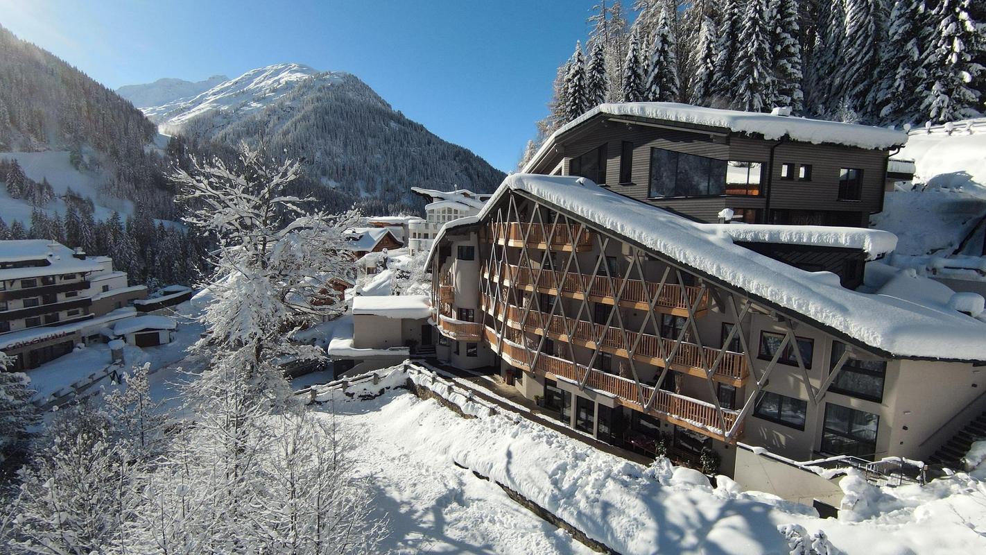 Arpuria St Anton exeriors in winter