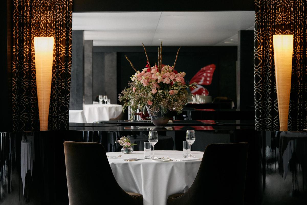 7132 Hotel restaurant seating