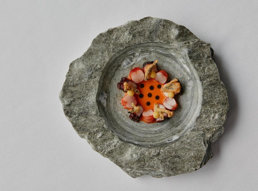 7132 Hotel restaurant dish