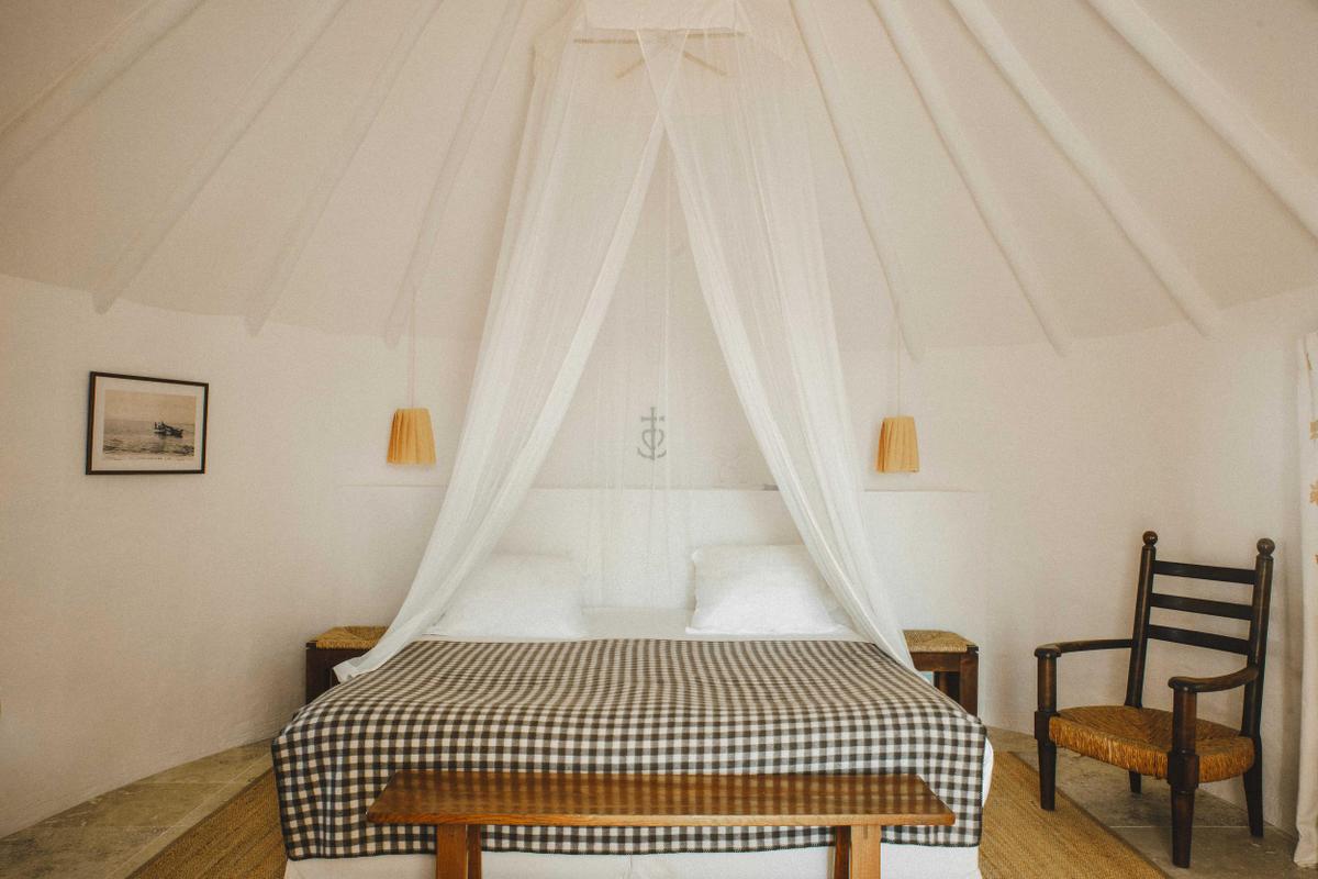 Les Bains Gardians bedroom