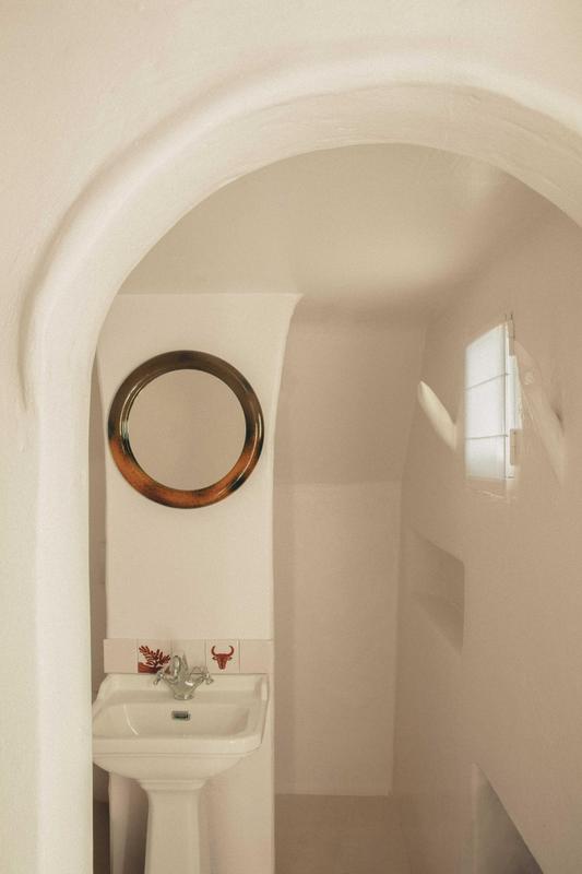 Les Bains Gardians bathroom details
