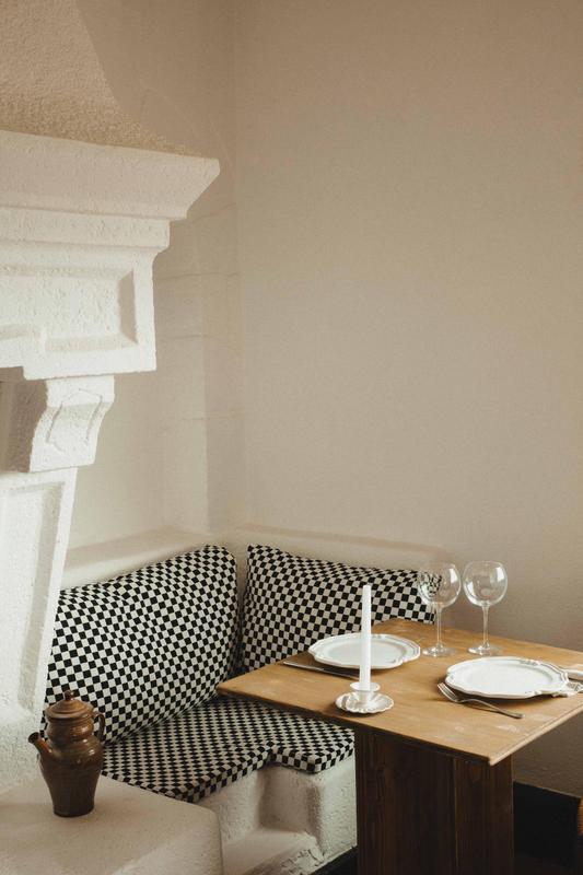 Les Bains Gardians table