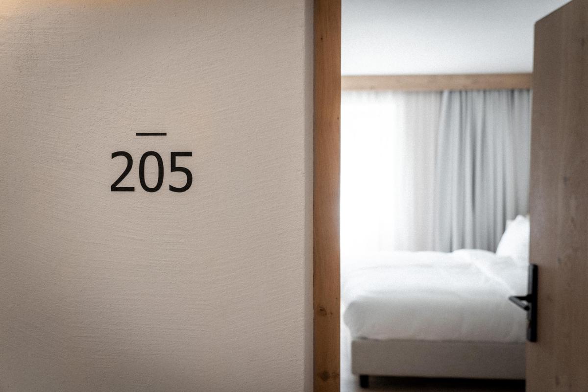 Adler Brixen open door room
