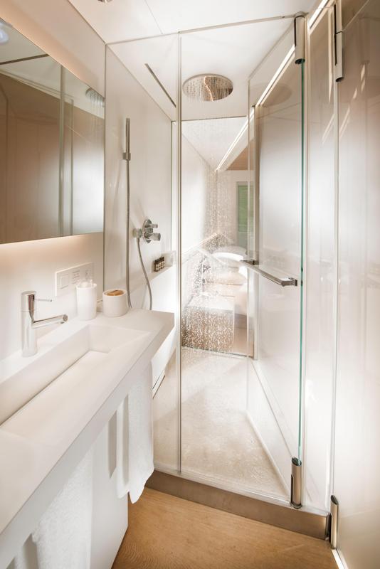 7132 Hotel bathroom in room