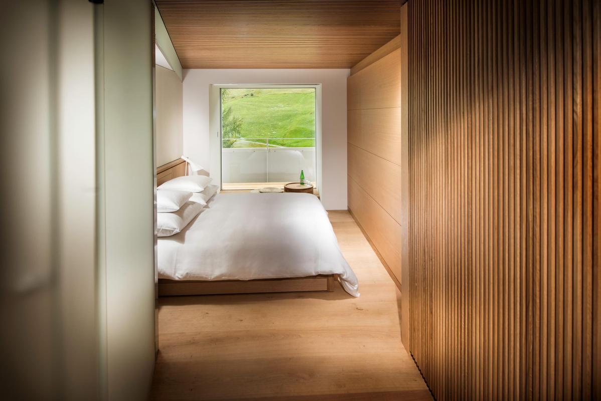 7132 Hotel bedroom suite