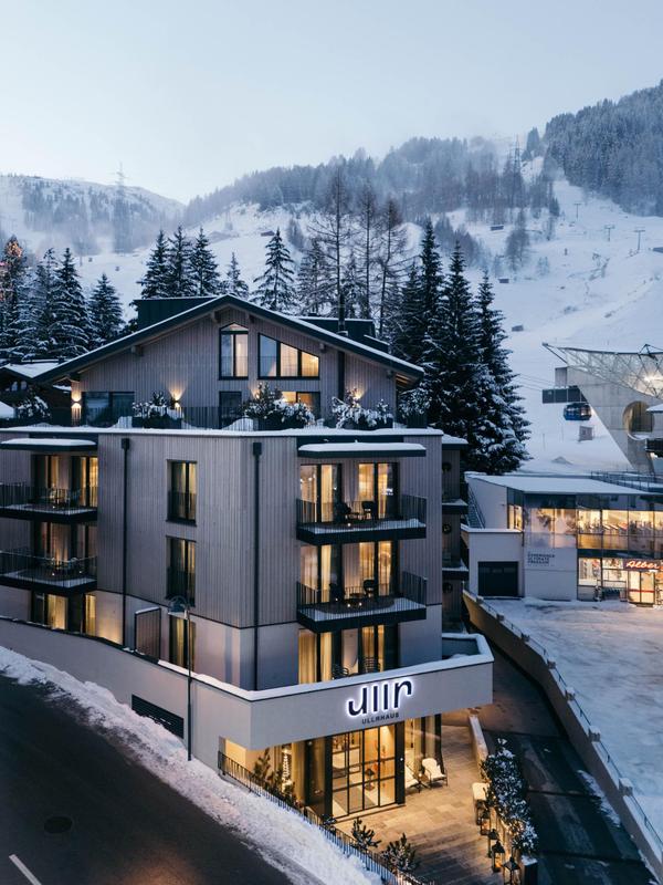 Ullrhaus_Exteriors at night 2025