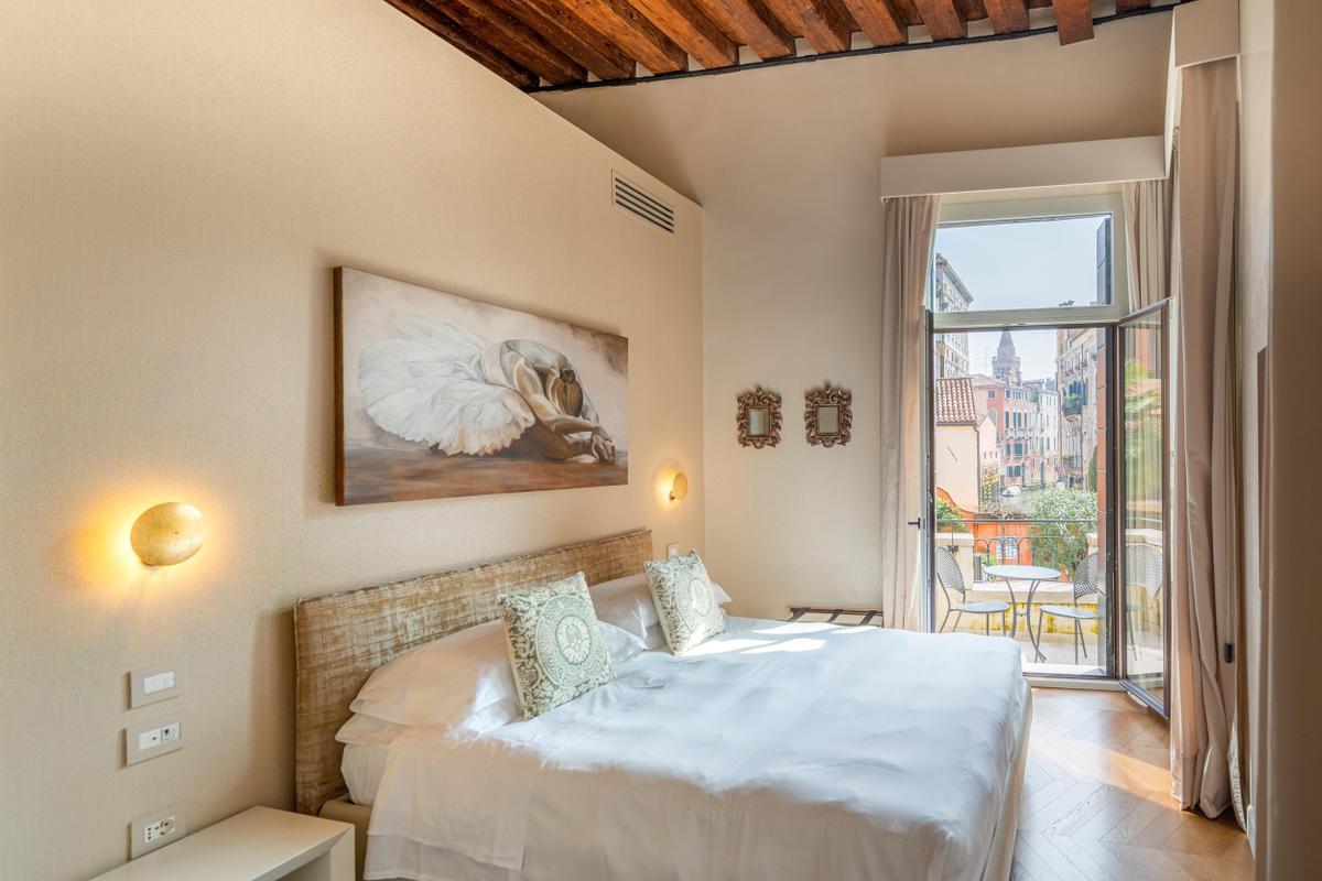 Palazzo Morosini_Apartments Bedroom Suite with balcony