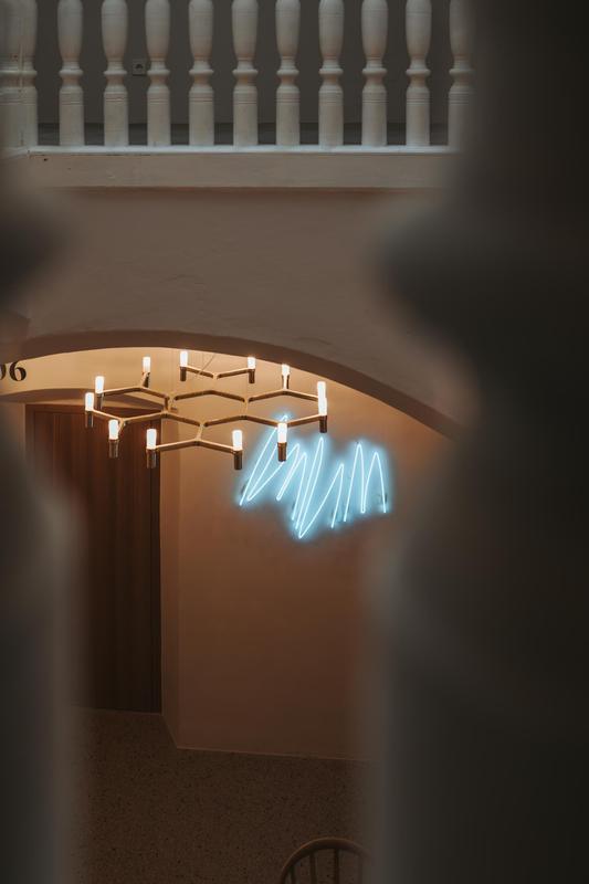 Arthotel Lasserhaus_chandellier with art