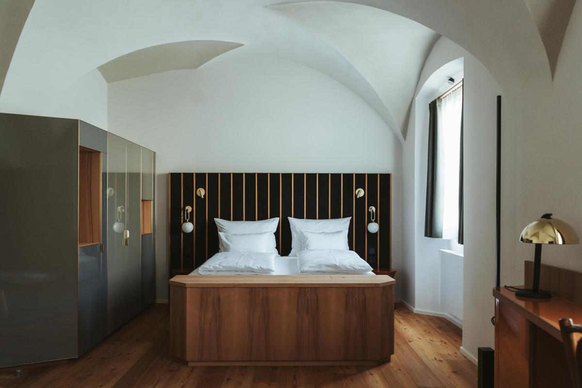 Arthotel Lasserhaus_Suite with bed