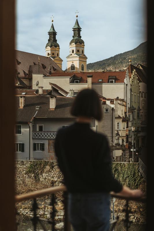 Arthotel Lasserhaus_woman on balcony