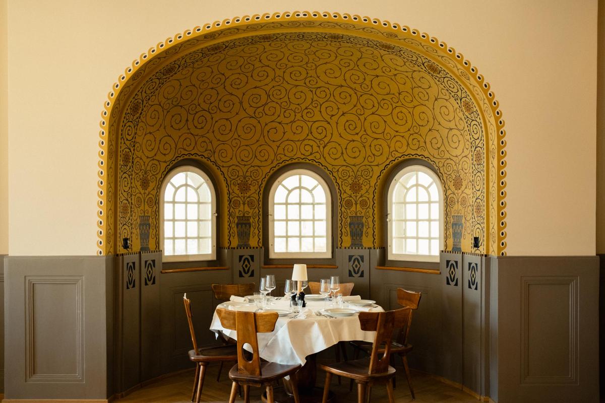 Grand Hotel Belvedere set table in painted room