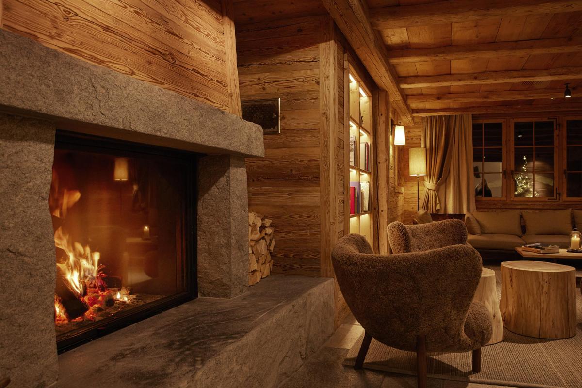 Berghuus Radons_Fireplace with lounge chairs