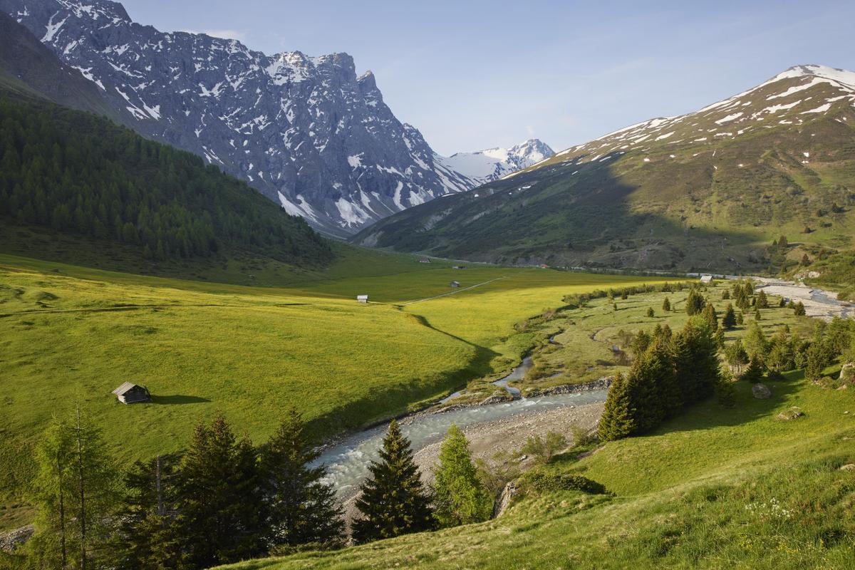 Berghuus Radons_River and mountains