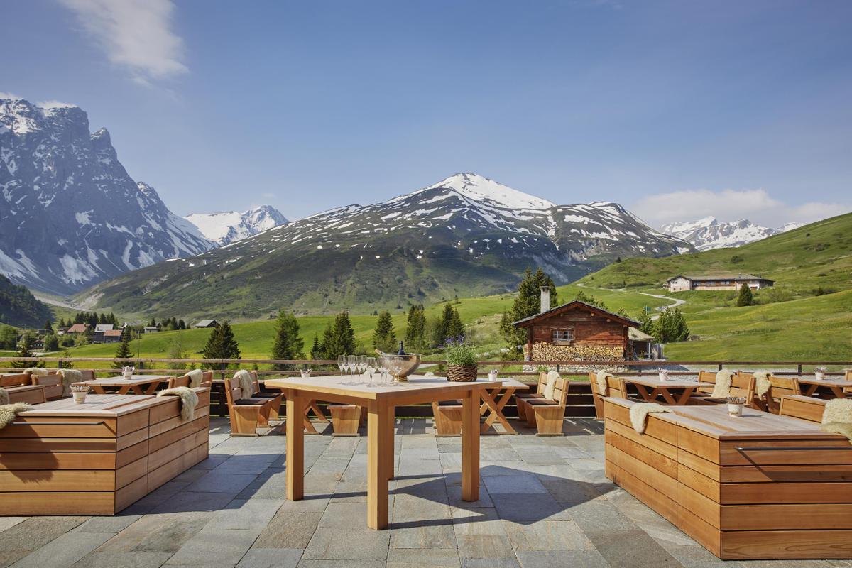 Berghuus Radons_Terrace facing mountains