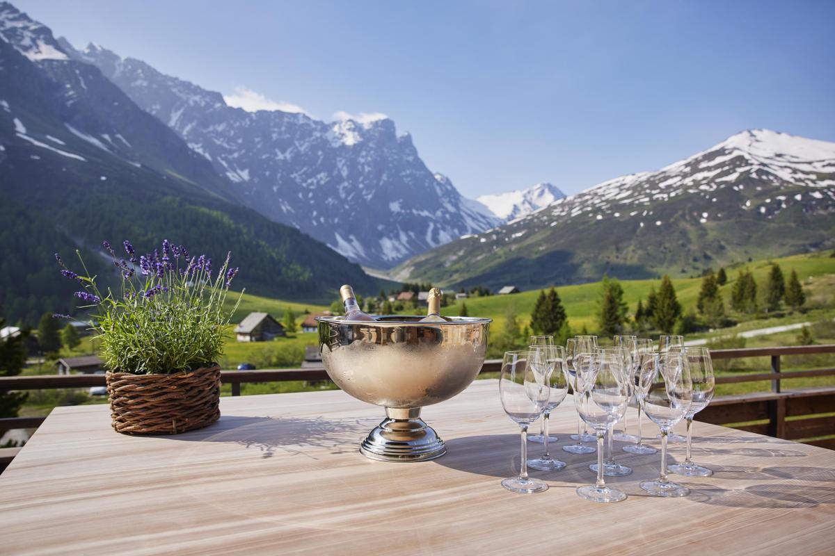 Berghuus Radons_Terrace with champagne