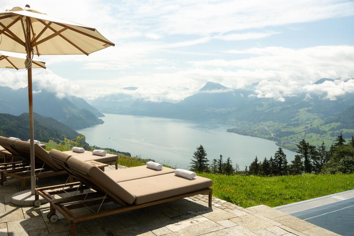 Villa Honegg sunbeds with lake view