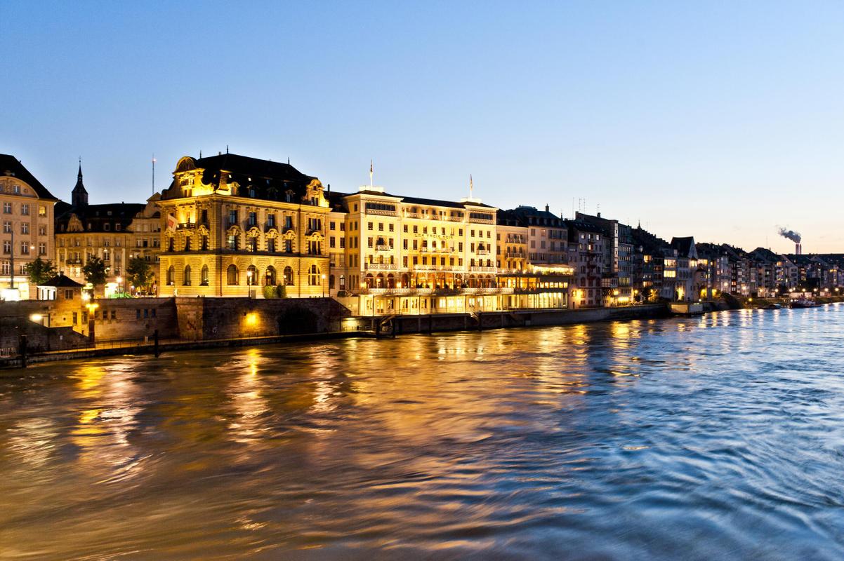 Grand Hotel Les Trois Rois facade at night