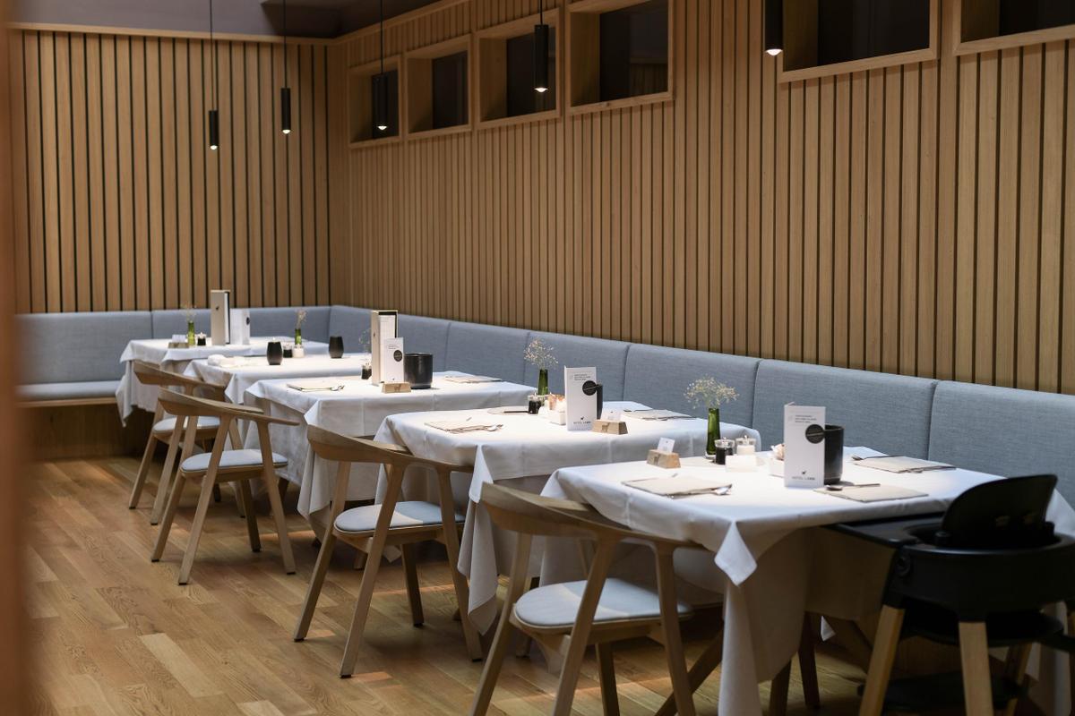 Hotel Lamm Restaurant with tables
