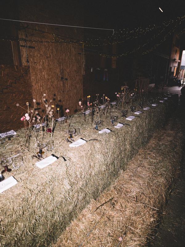 Rote Wand straw table