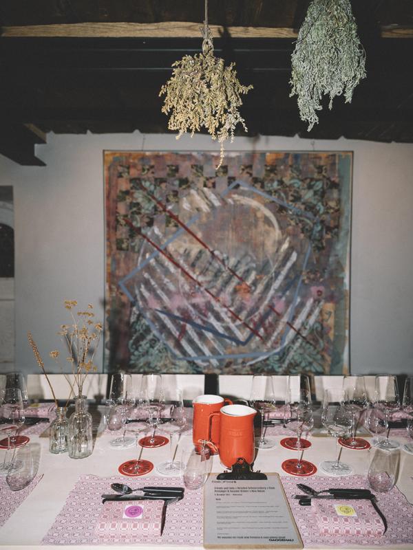 Rote Wand straw table food